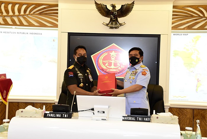 Upacara serah terima jabatan Panglima TNI dari Marsekal TNI Hadi Tjahjanto kepada Jenderal TNI Andika Perkasa di Plaza Mabes TNI.