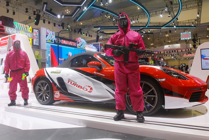 Petugas Stand Pertamina mengenakan kostum Squid Game dalam ajang GIIAS 2021 di Indonesia Convention Exhibition (ICE) BSD, Jumat (19/11/2021).