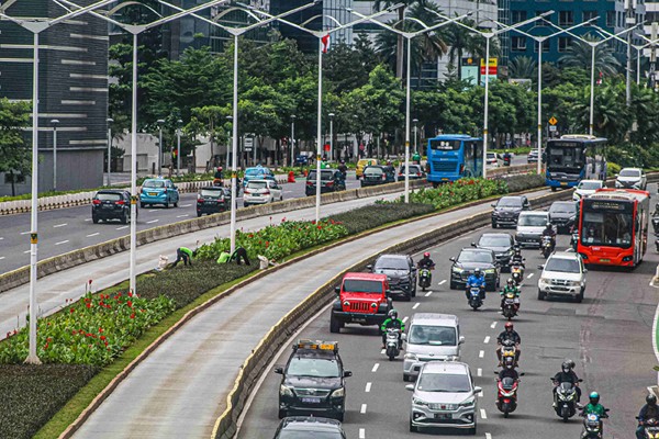 Warga beraktivitas di tengah penerapan PPKM Level 1 di Jakarta, Jumat (19/11/2021).