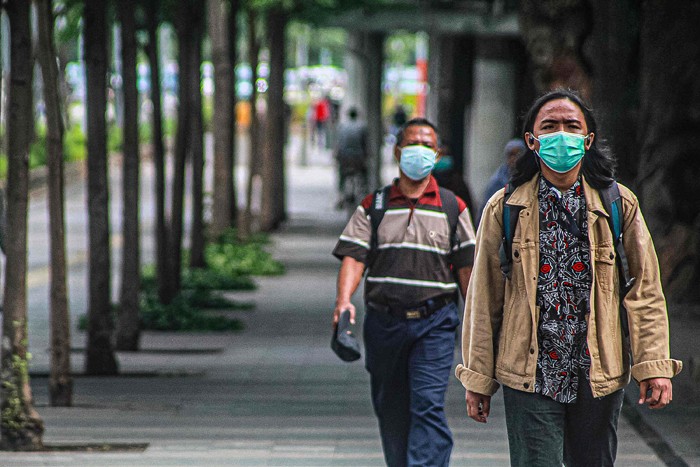 Warga beraktivitas di tengah penerapan PPKM Level 1 di Jakarta, Jumat (19/11/2021).