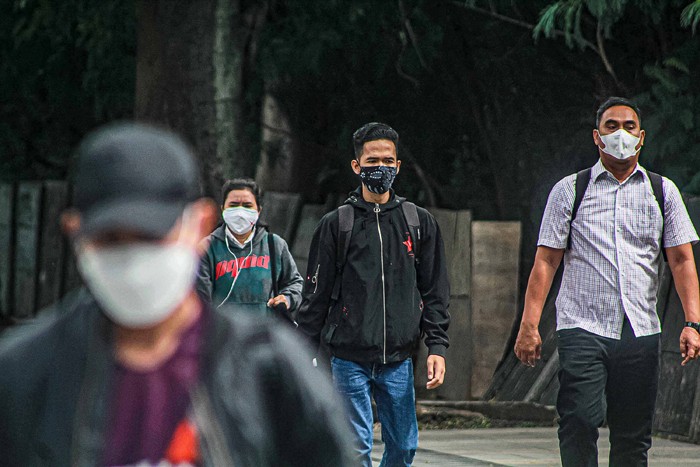 Warga beraktivitas di tengah penerapan PPKM Level 1 di Jakarta, Jumat (19/11/2021).
