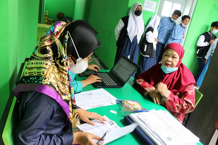 Para Guru Pendidik serta siswa SMK Syahid menjalani Swab PCR serentak di sekolah, Cilincing, Jakarta Utara, Jumat  (19/11/2021).