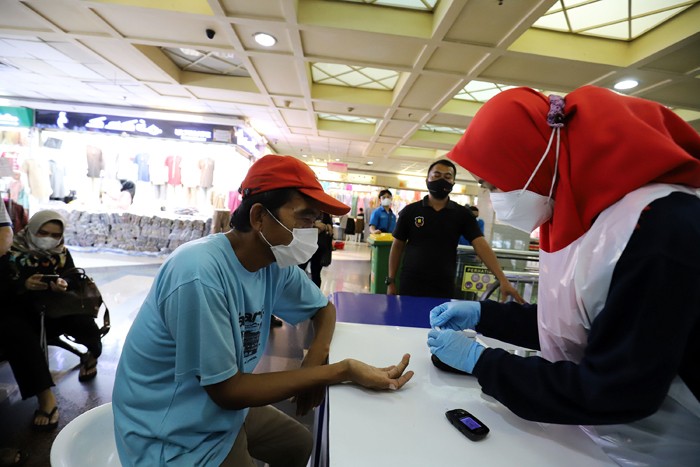 Sejumlah pedagang melakukan pengecekan gula darah di Pasar Tanah Abang, Jakarta, Kamis (18/11/2021).