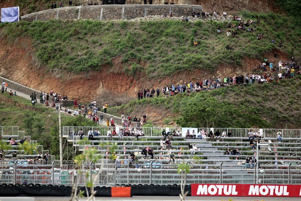 Penonton antusias menyaksikan balap motor World Superbike (WSBK) 2021 pada sesi free practise dan The Idemitsu Asia Talent di Sirkuit Mandalika.