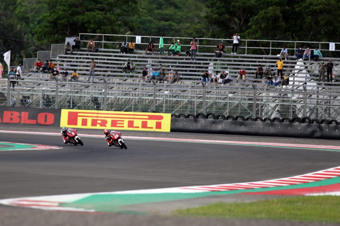 Penonton antusias menyaksikan balap motor World Superbike (WSBK) 2021 pada sesi free practise dan The Idemitsu Asia Talent di Sirkuit Mandalika.