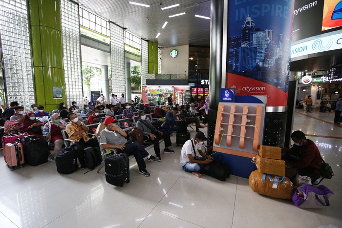 Calon penumpang menunggu di Stasiun Gambir, Jakarta, Kamis (18/11/2021).