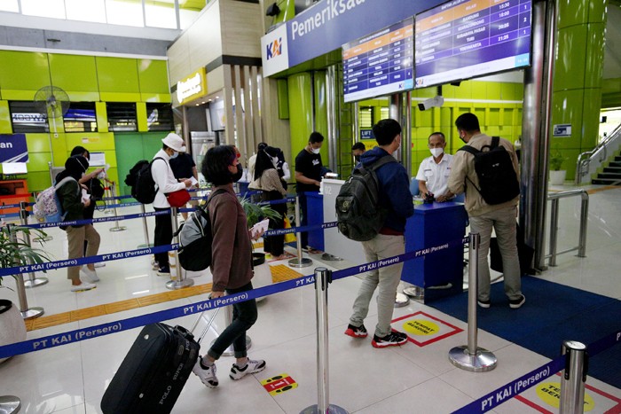 Calon penumpang menunggu di Stasiun Gambir, Jakarta, Kamis (18/11/2021).