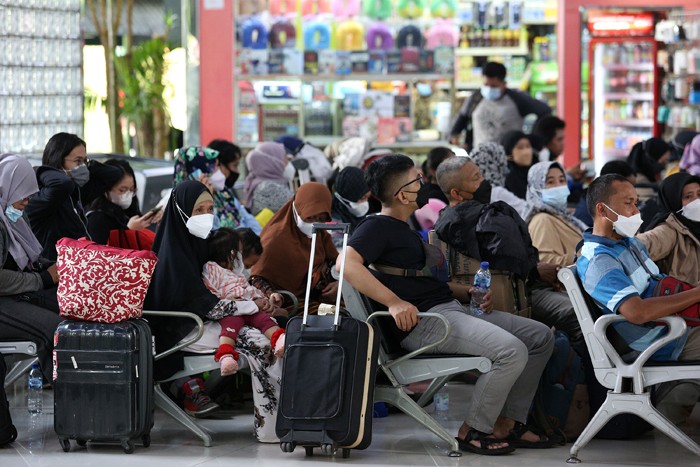 Calon penumpang menunggu di Stasiun Gambir, Jakarta, Kamis (18/11/2021).