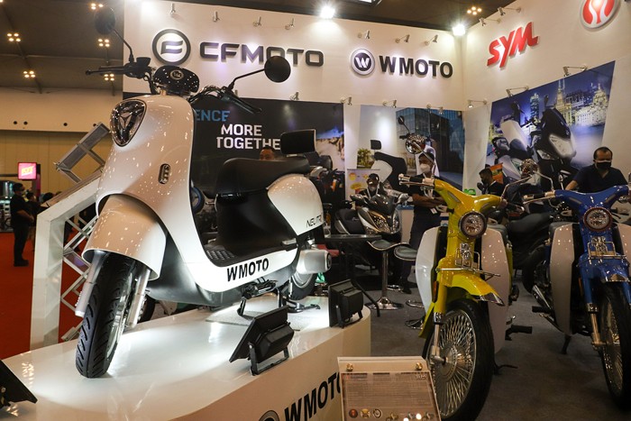 Pengunjung melihat motor yang dipamerkan selama pameran otomotif GIIAS 2021 di Indonesia Convention Exhibition (ICE) BSD, Jumat (19/11/2021).
