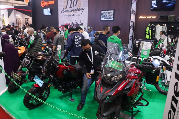 Pengunjung melihat motor yang dipamerkan selama pameran otomotif GIIAS 2021 di Indonesia Convention Exhibition (ICE) BSD, Jumat (19/11/2021).