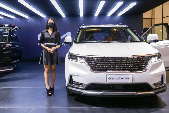Sales Promotion Girl (SPG) berpose pada Satand dalam ajang pameran GIIAS 2021 di Indonesia Convention Exhibition (ICE) BSD.