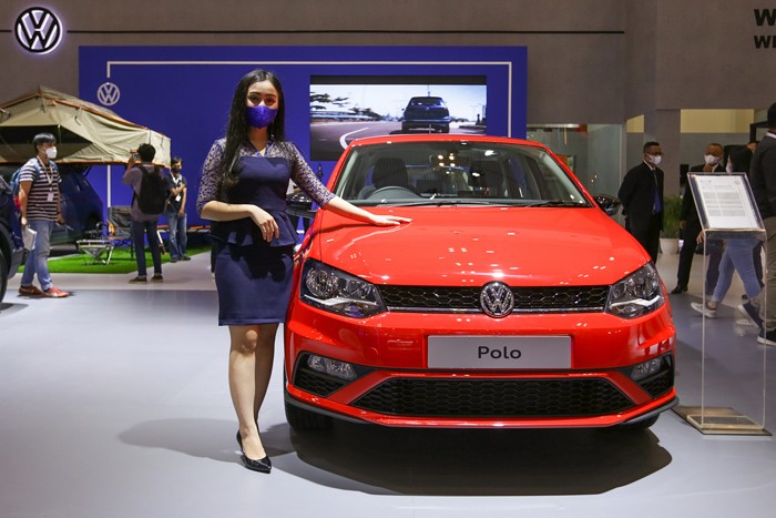 Sales Promotion Girl (SPG) berpose pada Satand dalam ajang pameran GIIAS 2021 di Indonesia Convention Exhibition (ICE) BSD.