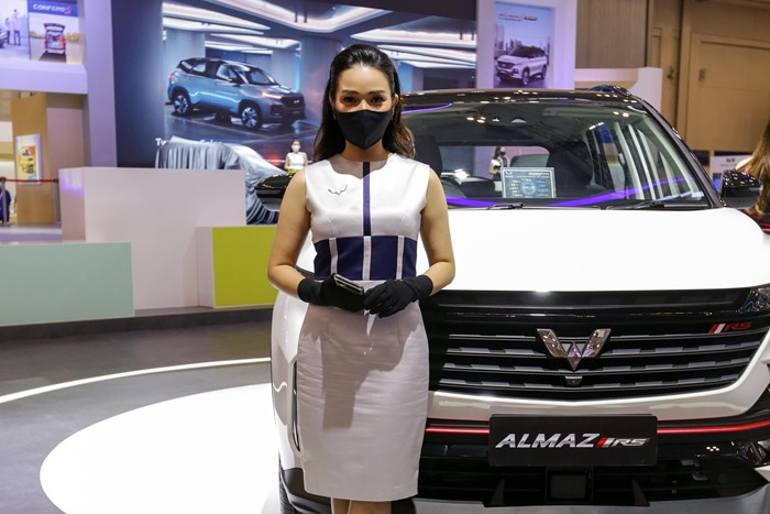 Sales Promotion Girl (SPG) berpose pada Satand dalam ajang pameran GIIAS 2021 di Indonesia Convention Exhibition (ICE) BSD.
