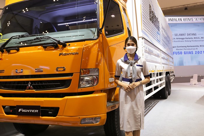 Sales Promotion Girl (SPG) berpose pada Satand dalam ajang pameran GIIAS 2021 di Indonesia Convention Exhibition (ICE) BSD.