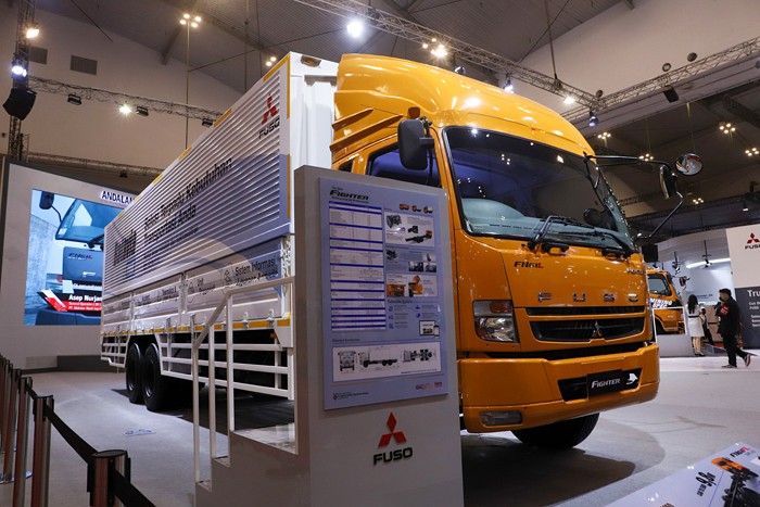 Pengunjung melihat truk Mitsubishi Fuso Fighter Mining Spec yang dipamerkan selama pameran otomotif GIIAS 2021 di ICE, BSD, Jumat (19/11/2021).