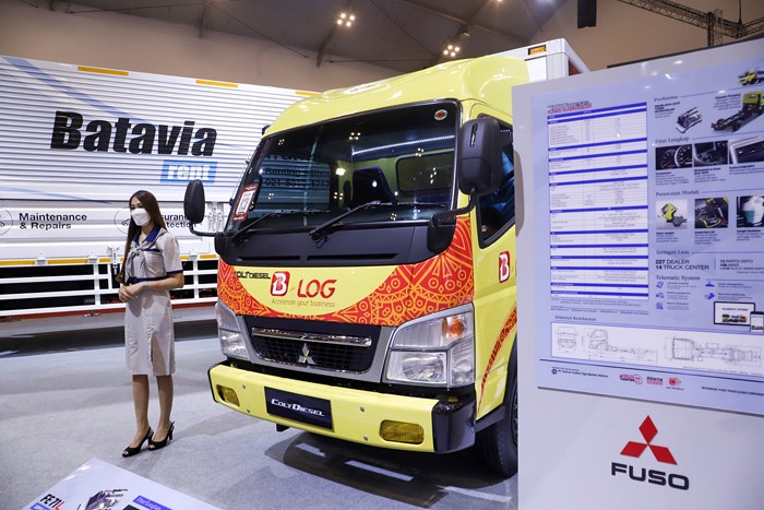 Pengunjung melihat truk Mitsubishi Fuso Fighter Mining Spec yang dipamerkan selama pameran otomotif GIIAS 2021 di ICE, BSD, Jumat (19/11/2021).