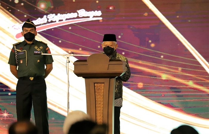 Wakil Presiden KH Ma'ruf Amin didampingi Menteri Ketenagakerjaan Ida Fauziyah menyerahkan penghargaan Paramakarya Tahun 2021 kepada 34 perusahaan.