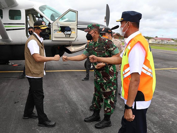 Kepala BNPB Mayjen TNI Suharyanto (kanan) saat melakukan kunjungan kerja ke Kabupaten Sintang, Kalimantan Barat, Sabtu (20/11/2021).