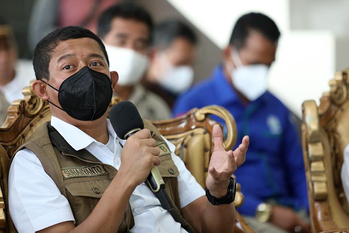 Kepala BNPB Mayjen TNI Suharyanto (kanan) saat melakukan kunjungan kerja ke Kabupaten Sintang, Kalimantan Barat, Sabtu (20/11/2021).