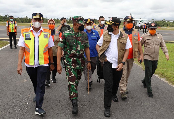 Kepala BNPB Mayjen TNI Suharyanto (kanan) saat melakukan kunjungan kerja ke Kabupaten Sintang, Kalimantan Barat, Sabtu (20/11/2021).