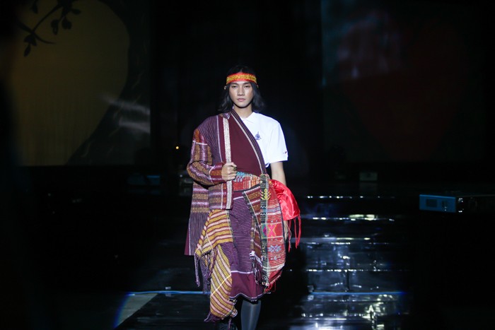 Model memperagakan pakaian militer yang dipadukan dengan batik nusantara di acara JIWA! Fashion Show Kadet 1947 di Skadron 2, Halim Perdana Kusuma.
