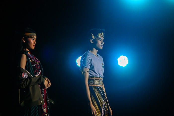 Model memperagakan pakaian militer yang dipadukan dengan batik nusantara di acara JIWA! Fashion Show Kadet 1947 di Skadron 2, Halim Perdana Kusuma.