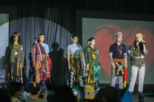 Model memperagakan pakaian militer yang dipadukan dengan batik nusantara di acara JIWA! Fashion Show Kadet 1947 di Skadron 2, Halim Perdana Kusuma.