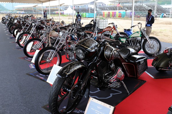 Puluhan motor custom berderet di salah satu booth di area Sirkuit Mandalika pada gelaran World Superbike 2021, Sabtu (20/11/2021).