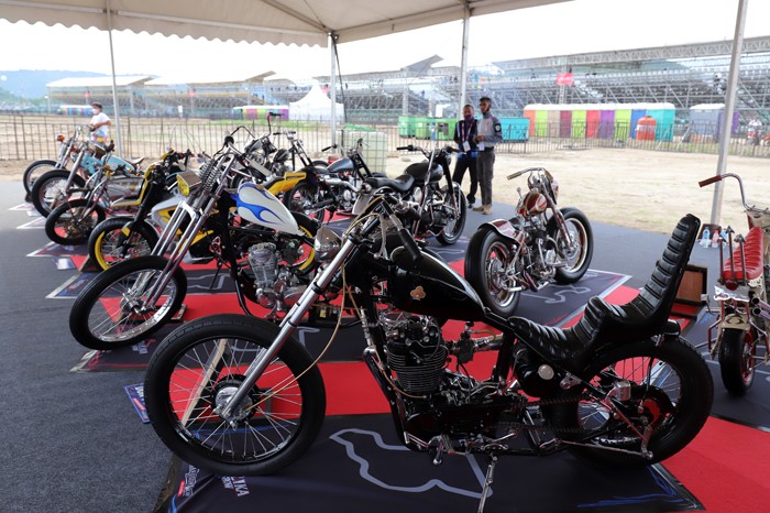 Puluhan motor custom berderet di salah satu booth di area Sirkuit Mandalika pada gelaran World Superbike 2021, Sabtu (20/11/2021).