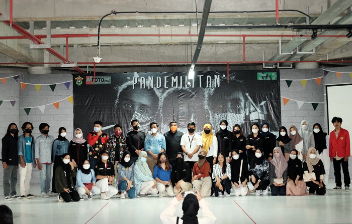 Suasana pengunjung di pameran foto yang berlangsung di Mall Nipah, Makassar, Jumat (19/11/2021).