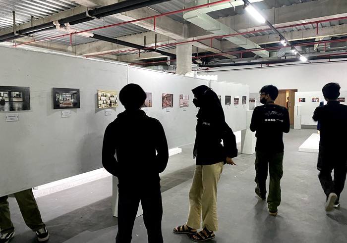 Suasana pengunjung di pameran foto yang berlangsung di Mall Nipah, Makassar, Jumat (19/11/2021).