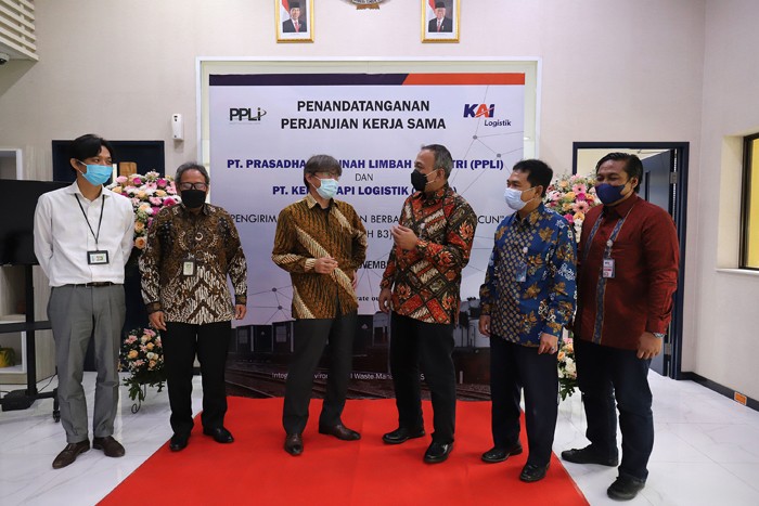 Penandatanganan kerja sama pengangkutan limbah bahan beracun dan berbahaya (B3) di di Gedung Training Center PPLI, Klapanunggal, Jawa Barat, Jumat (19/11/2021).