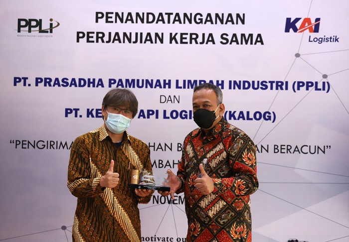 Penandatanganan kerja sama pengangkutan limbah bahan beracun dan berbahaya (B3) di di Gedung Training Center PPLI, Klapanunggal, Jawa Barat, Jumat (19/11/2021).