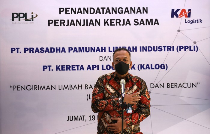Penandatanganan kerja sama pengangkutan limbah bahan beracun dan berbahaya (B3) di di Gedung Training Center PPLI, Klapanunggal, Jawa Barat, Jumat (19/11/2021).