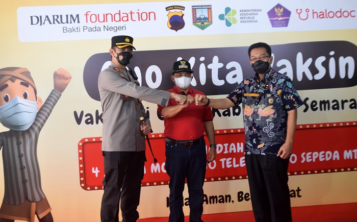 Vaksinasi dosis kedua di Balai Desa Watuagung, Tuntang, Kabupaten Semarang, Jawa Tengah, Jumat (19/11/2021).