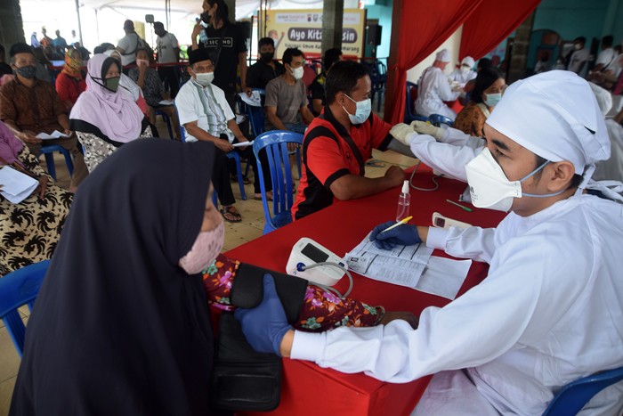 Vaksinasi dosis kedua di Balai Desa Watuagung, Tuntang, Kabupaten Semarang, Jawa Tengah, Jumat (19/11/2021).