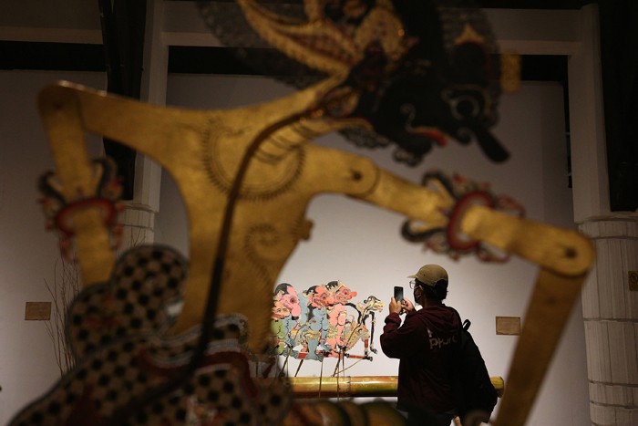 Pengunjung melihat wayang yang ditampilkan dalam pameran wayang koleksi Bentara Budaya bertajuk Wayang Rupa Kita di Bentara Budaya Jakarta.