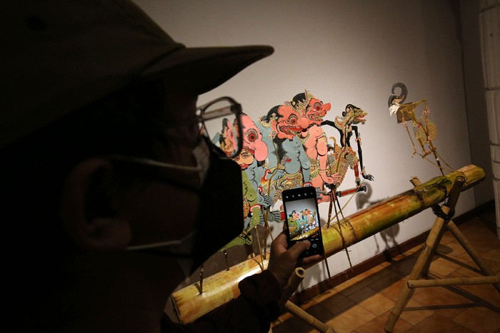 Pengunjung melihat wayang yang ditampilkan dalam pameran wayang koleksi Bentara Budaya bertajuk Wayang Rupa Kita di Bentara Budaya Jakarta.