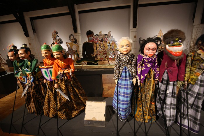 Pengunjung melihat wayang yang ditampilkan dalam pameran wayang koleksi Bentara Budaya bertajuk Wayang Rupa Kita di Bentara Budaya Jakarta.