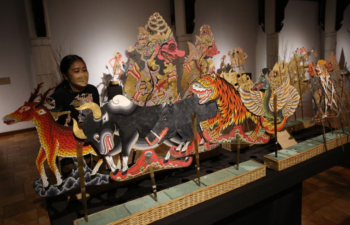 Pengunjung melihat wayang yang ditampilkan dalam pameran wayang koleksi Bentara Budaya bertajuk Wayang Rupa Kita di Bentara Budaya Jakarta.