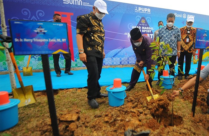 Penanaman pohon di perumahan Dream Land II pada acara Akad Kredit Massal KPR BP2BT di Banyuasin, Palembang, Sumatera Selatan, Sabtu (20/11/2021).