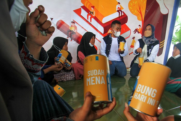 Pendidikan keuangan bertema ‘Ayo Menabung’ kepada santri Pondok Pesantren As-Shofiani di Babelan, Bekasi Utara, Minggu, (21/11/2021).