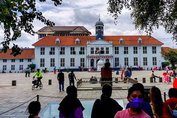 Suasana para pengunjung di kawasan kota tua sejak PPKM level 1 meningkat hingga 15% di Jakarta Barat, Minggu (21/11/2021).