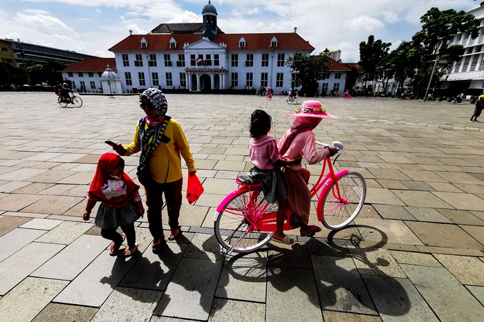 Suasana para pengunjung di kawasan kota tua sejak PPKM level 1 meningkat hingga 15% di Jakarta Barat, Minggu (21/11/2021).