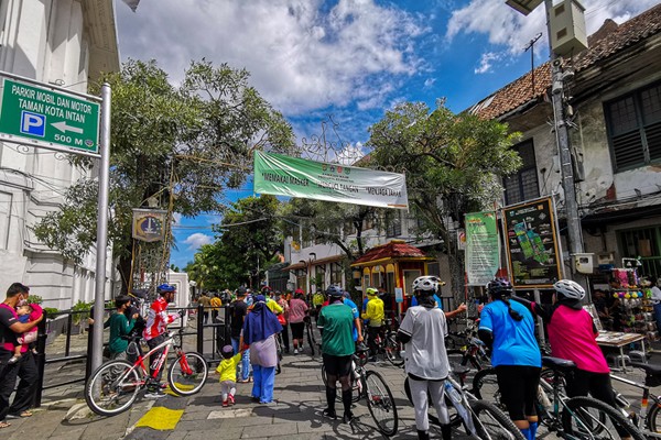 Suasana para pengunjung di kawasan kota tua sejak PPKM level 1 meningkat hingga 15% di Jakarta Barat, Minggu (21/11/2021).