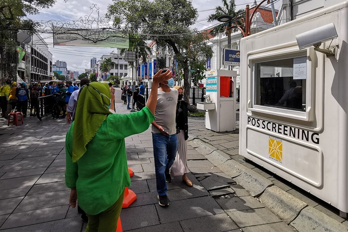 Suasana para pengunjung di kawasan kota tua sejak PPKM level 1 meningkat hingga 15% di Jakarta Barat, Minggu (21/11/2021).