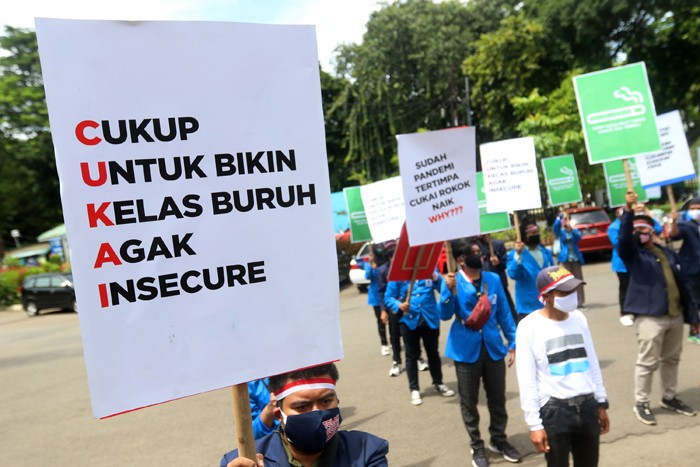 Massa yang tergabung dalam Koalisi Masyarakat Pertembakauan (KOMPAK) melakukan aksi unjuk rasa di Jakarta, Senin (22/11/2021).