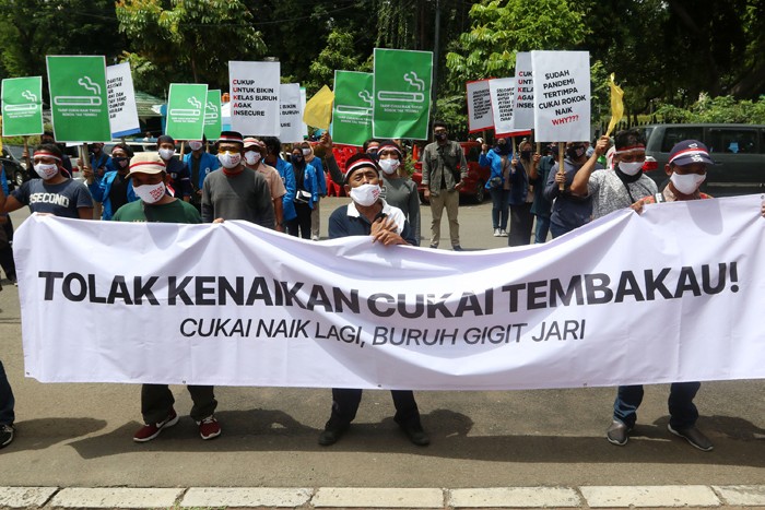 Massa yang tergabung dalam Koalisi Masyarakat Pertembakauan (KOMPAK) melakukan aksi unjuk rasa di Jakarta, Senin (22/11/2021).