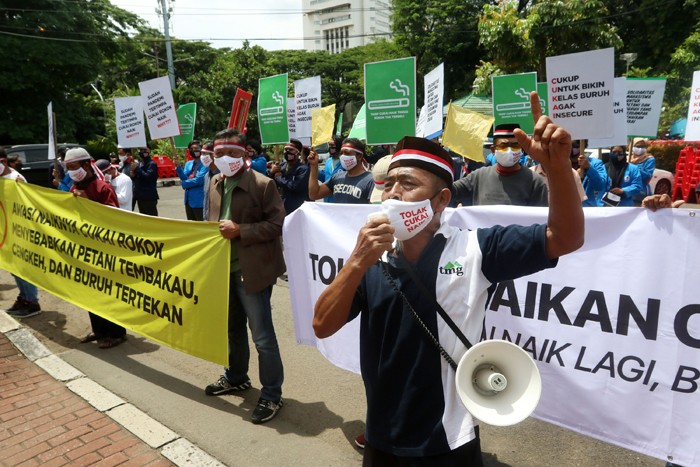 Massa yang tergabung dalam Koalisi Masyarakat Pertembakauan (KOMPAK) melakukan aksi unjuk rasa di Jakarta, Senin (22/11/2021).