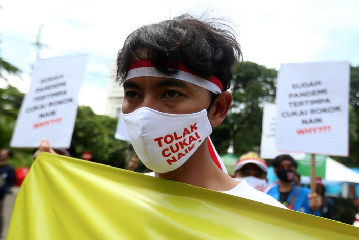 Massa yang tergabung dalam Koalisi Masyarakat Pertembakauan (KOMPAK) melakukan aksi unjuk rasa di Jakarta, Senin (22/11/2021).
